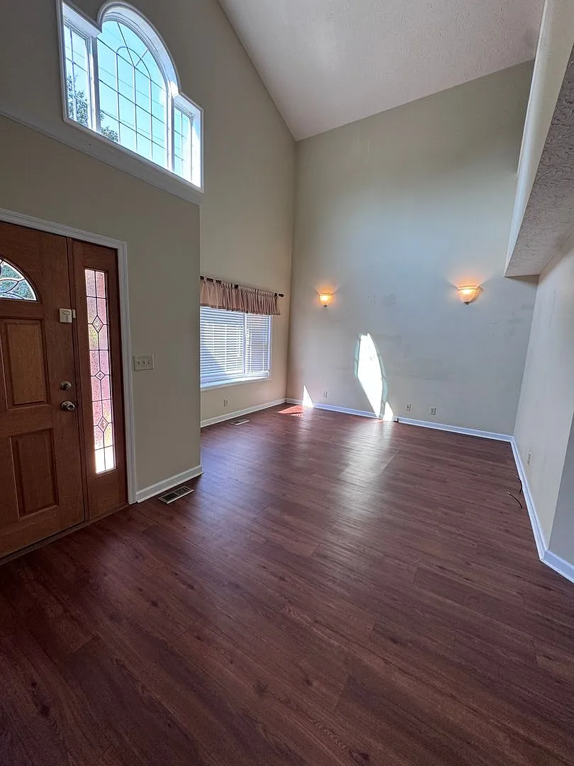 215 W. Francis Street — Photo 2