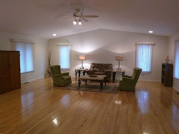 3rd image of 3712 Roberts Dr
