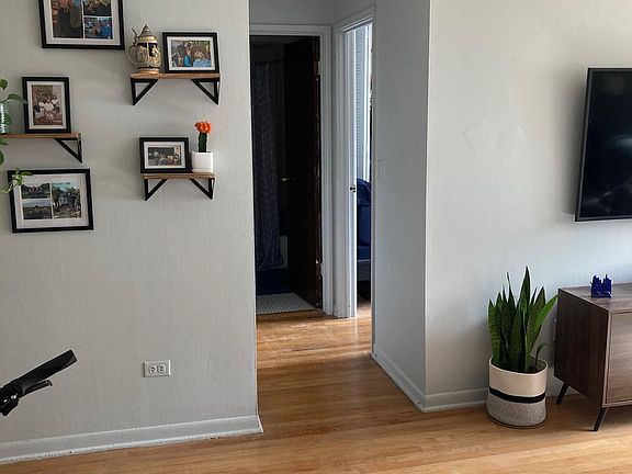 2nd image of 2827 N Cambridge Ave APT 405