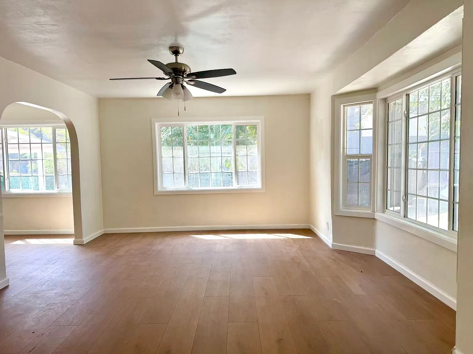 4 bed, 2.5 bath, 2700 sqft, $3,000 — Photo 4