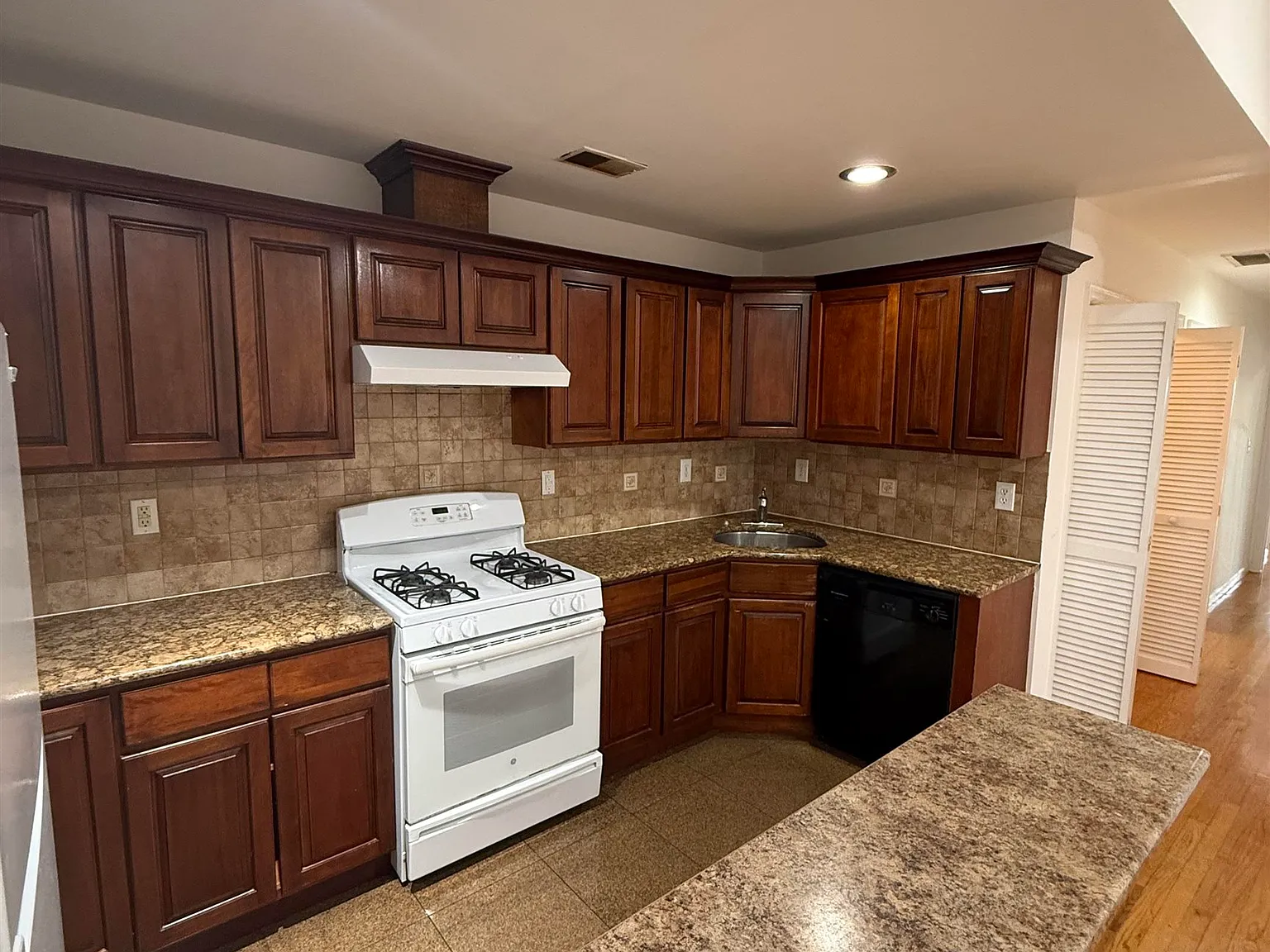 3 bed, 2.0 bath, $3,600 — Photo 4