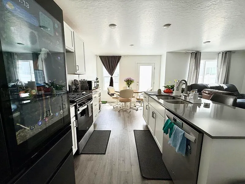 3 bed, 2.5 bath, $2,500 — Photo 3
