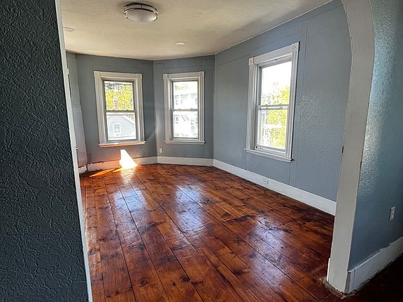 3rd image of 564 Main St #3