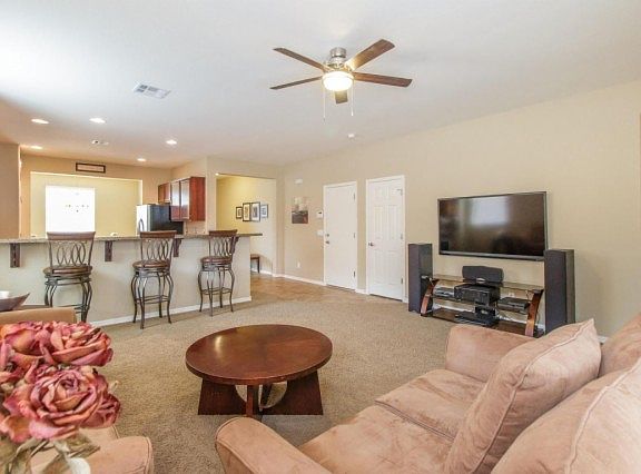 3rd image of 2864 E Meadowview Dr