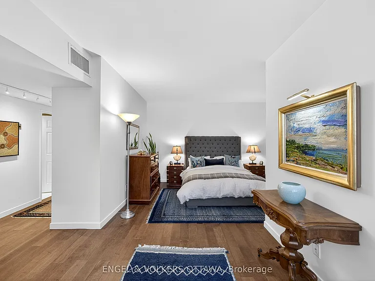160 George St #2404 — Photo 28