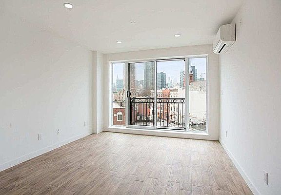 4th image of 10-44 Jackson Ave #4F