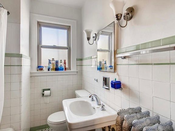 5th image of 10317 Elizabeth St #2