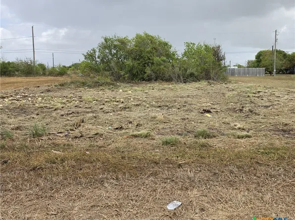 704 W Toledo Ave, Seadrift, TX 77983
