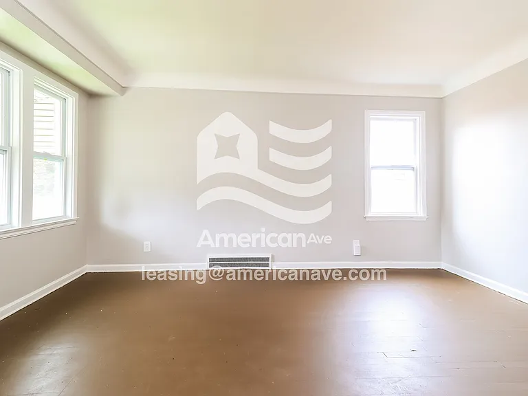 1561033_002_living_room_13872679.jpg