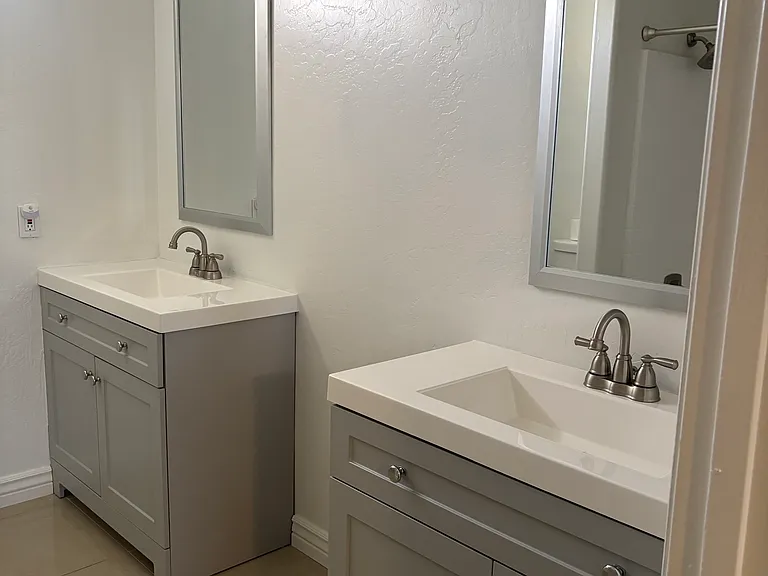 570 S Williams Pl — Photo 8