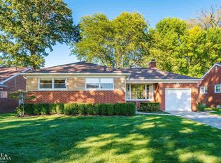 934 Anita Ave, Grosse Pointe Woods, MI 48236