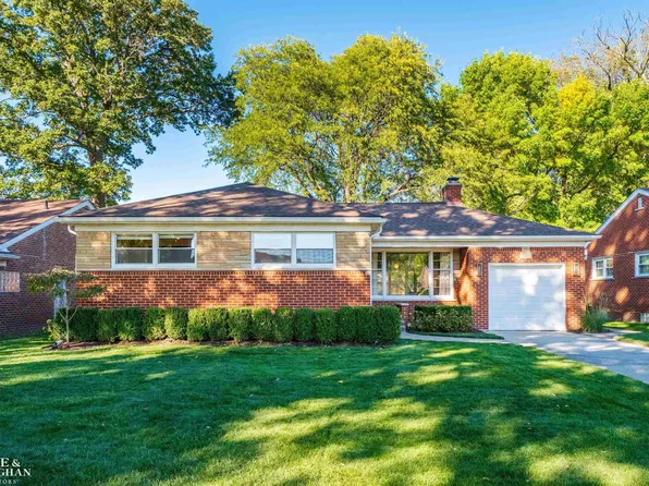 934 Anita Ave, Grosse Pointe Woods, MI 48236