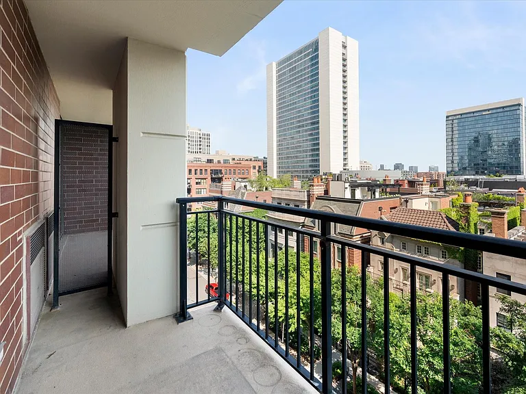 451 W Huron St #703 — Photo 8