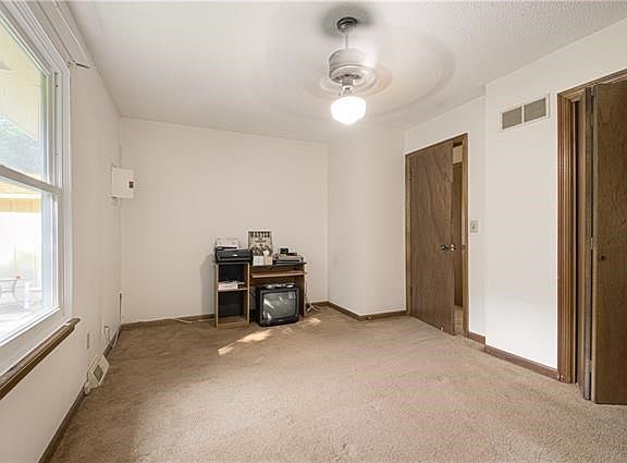5th image of 301 Lee Dr