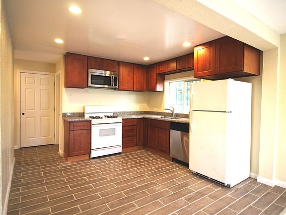 4th image of 2426 Sacramento St