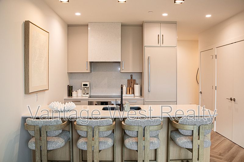 1st image of 3340 Lakeshore Rd #510