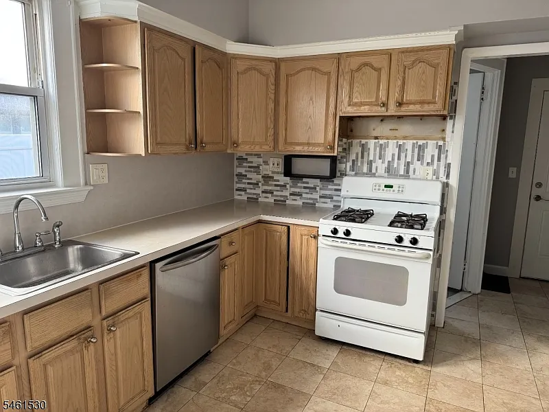 3 bed, 1.5 bath, $3,300 — Photo 2