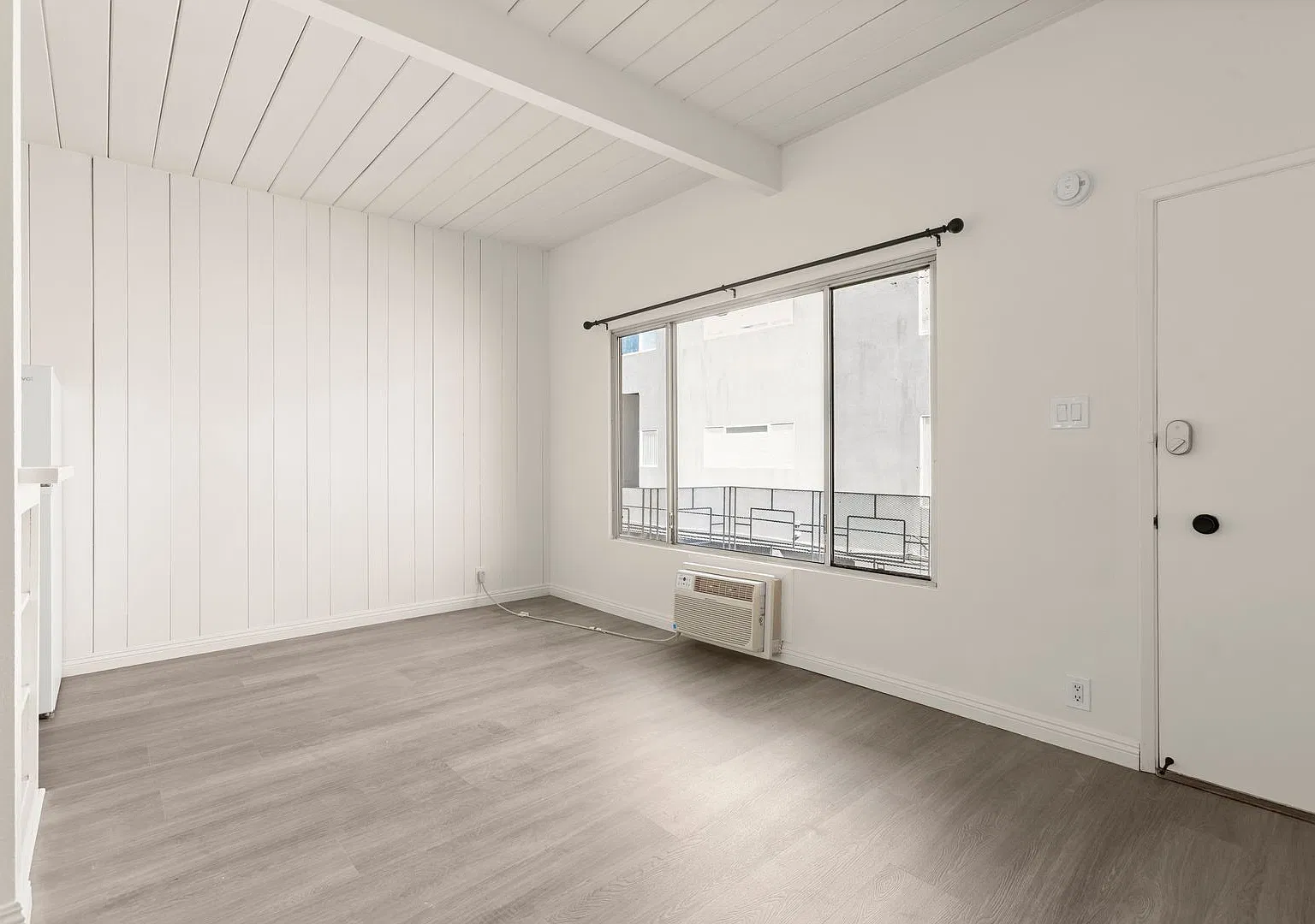 (El/Ti/Yo:B) 4135 Laurel Canyon Blvd — Photo 3