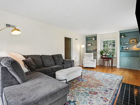 5th image of 917 Holmes St