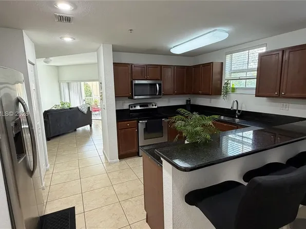 11605 NW 89th St APT 220, Doral, FL 33178