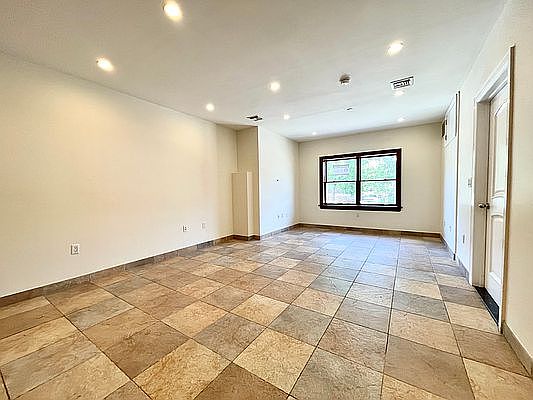 4th image of 3029 38th St
