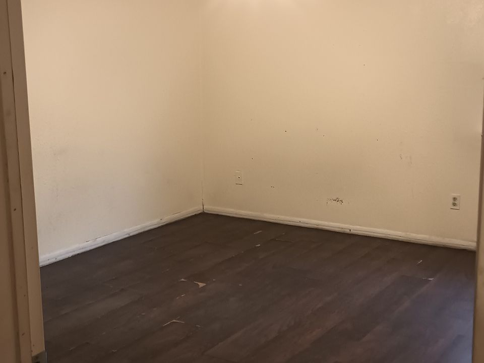 1st image of 3412 Victoria Cir #B