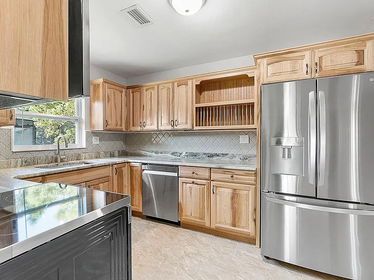 320 Le Jeune Dr — Photo 9