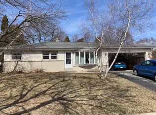 230 E Norport Dr, Port Washington, WI 53074
