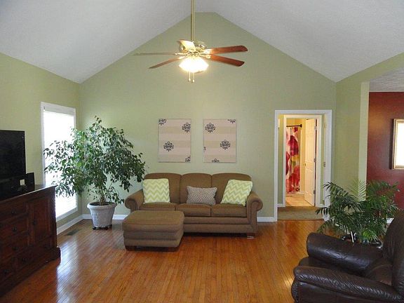 4th image of 519 Meadowlark Dr
