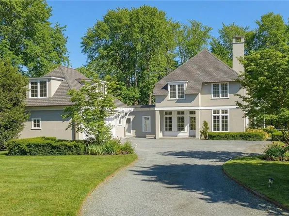 9 Ocean Lawn Ln, Newport, RI 02840