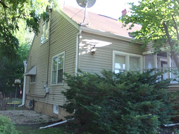 2nd image of 828 W Armstrong Ave