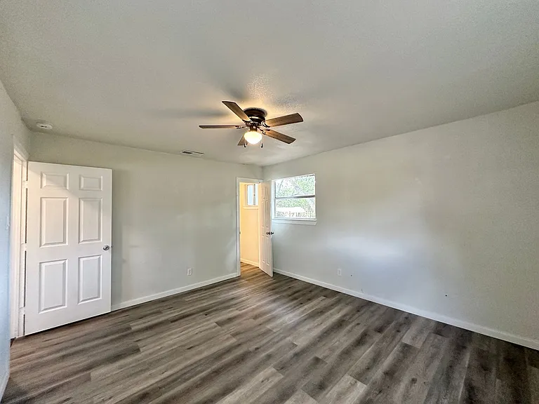 1410 Hammond Dr — Photo 17