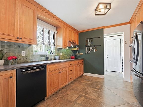 5th image of 168 Westfield Dr