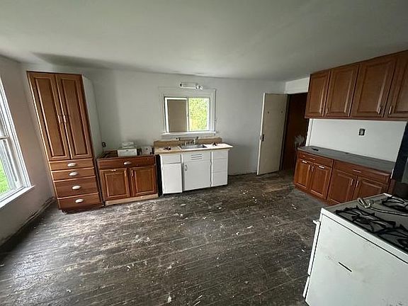 3rd image of 1122 Brewster St