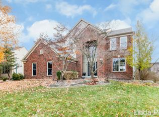 33 Fox Point Ct NE, Ada, MI 49301