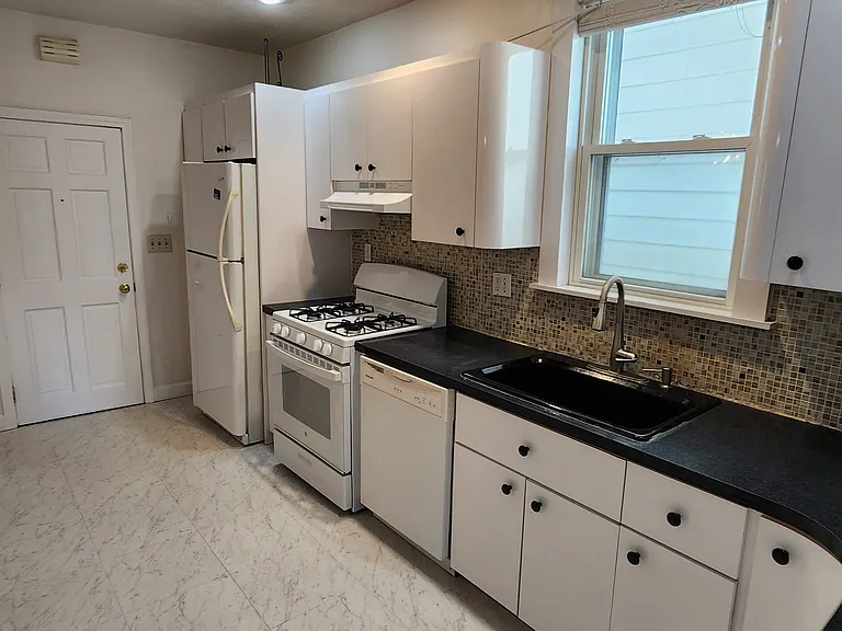 667 Saratoga St #2 — Photo 2