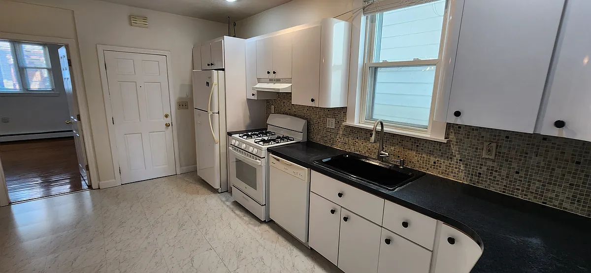 Building Photo - 667 Saratoga St #2