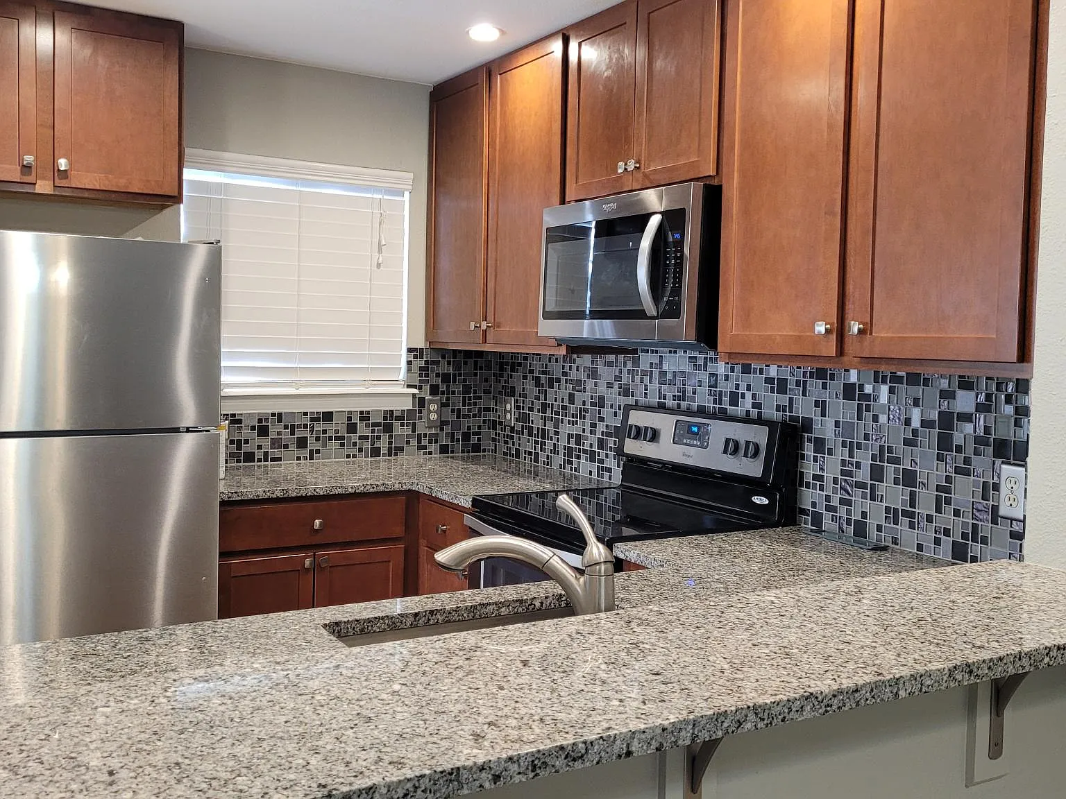 2 bed, 1.5 bath, 1044 sqft, $2,090 — Photo 3