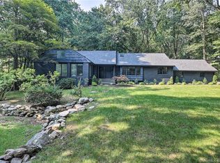 8 Tulip Tree Ln, Norwalk, CT 06851
