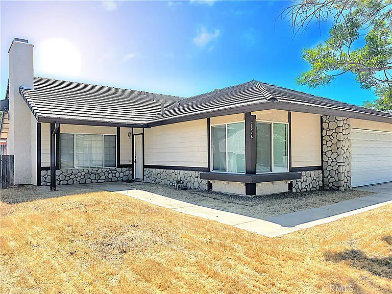 2826 San Ramon Dr — Photo 4