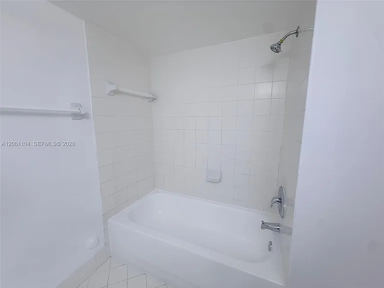 995 NE 34th Ave #101 — Photo 5