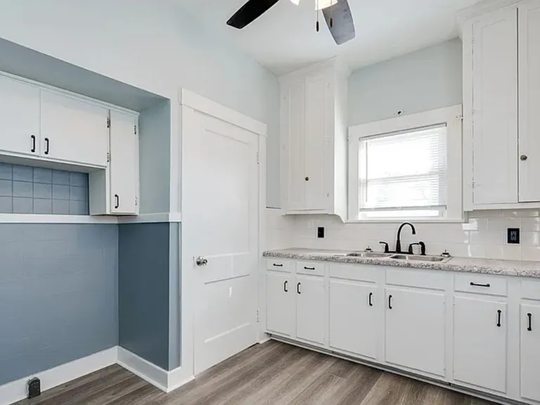 416 Geneva Rd — Photo 2