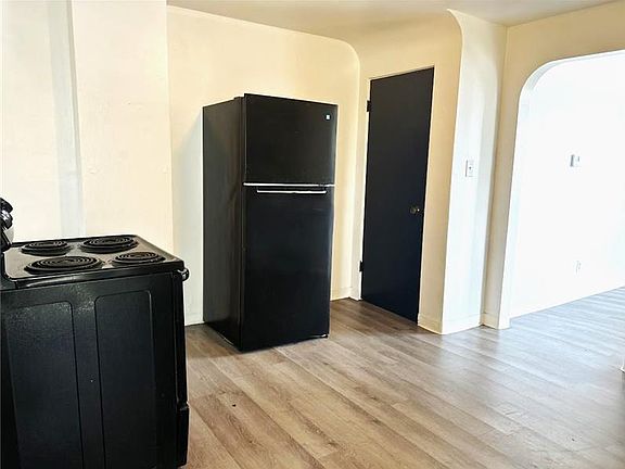 4th image of 2612 Sunset Blvd #1