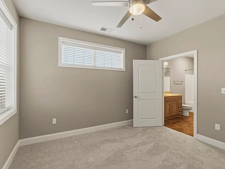 Mount Victor Olde Towne Luxury Apartments — Photo 134
