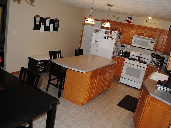 Kitchen w/island