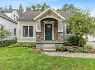 1257 Hillcrest Ave NW, Grand Rapids, MI 49504