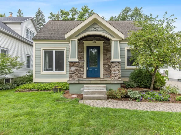 1257 Hillcrest Ave NW, Grand Rapids, MI 49504