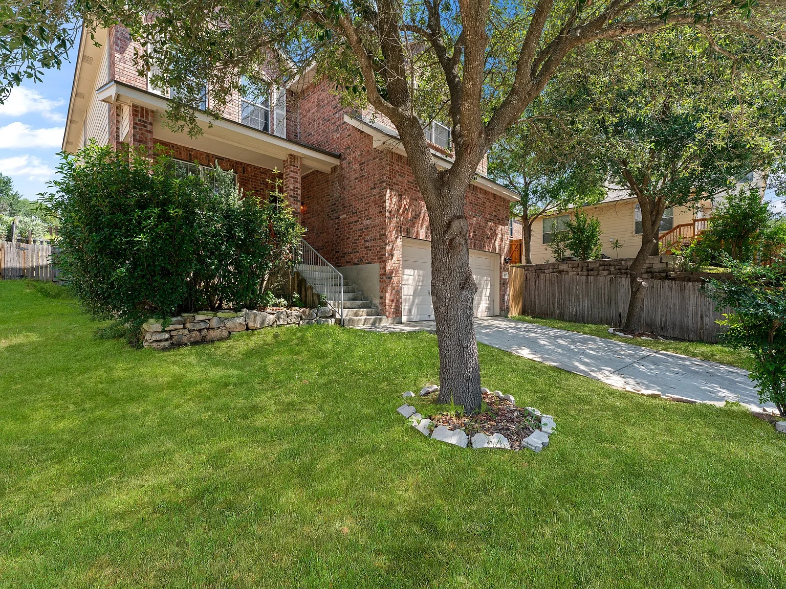 5 bed, 2484 sqft, $2,550 — Photo 2