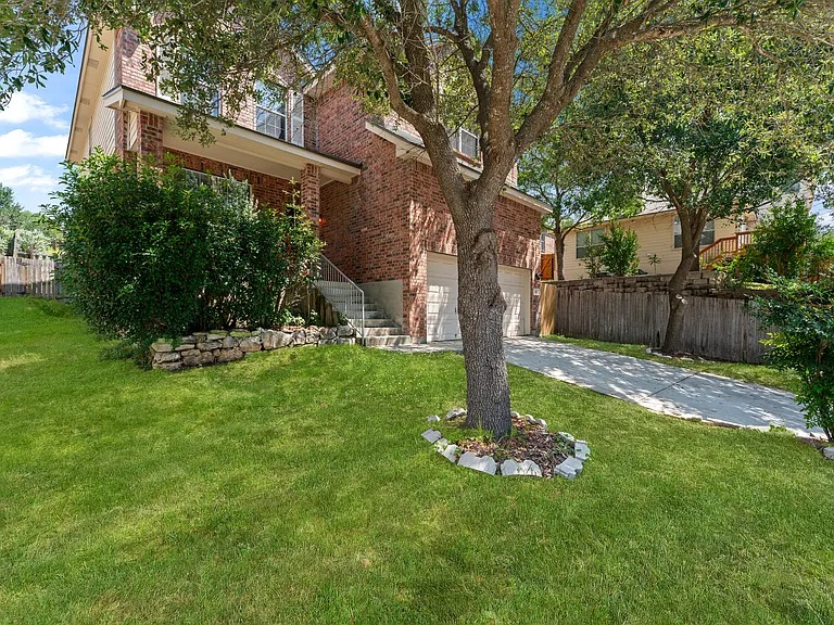 807 Midway Crst — Photo 2