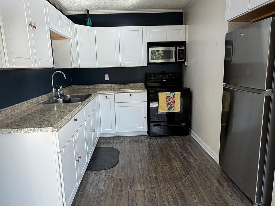 1st image of 3133 Beachwood Blvd